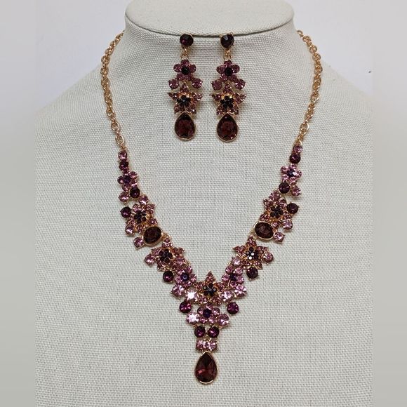 Crystal Pendant Necklace   - Picture 5 of 6